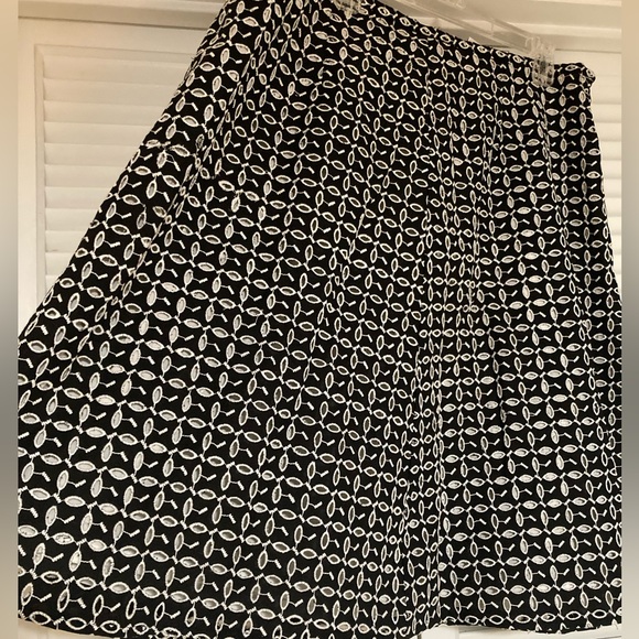 EC Kim Rogers Signature Black & White Eyelet Design MIDI Skirt Size 18 - Picture 8 of 12